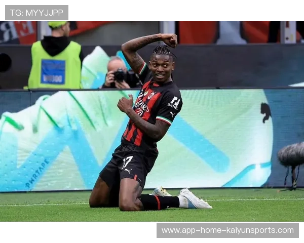 AC米兰反击直塞创造单刀，莱奥轻松挑射